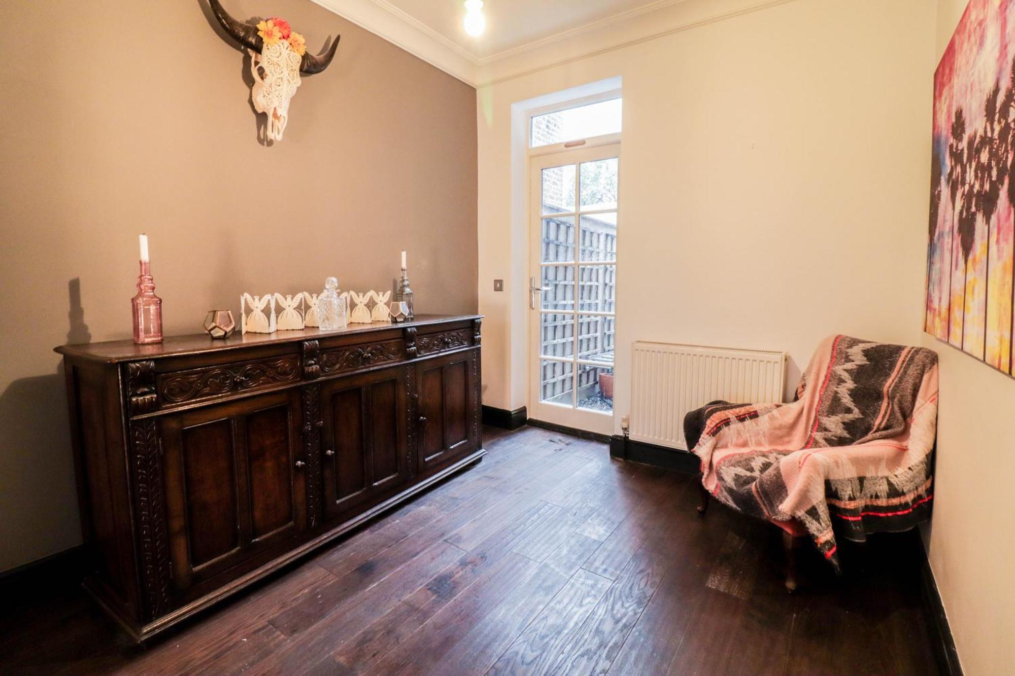 Chic 3-bedroom Family Retreat In Stratford, Fast Internet And Near Shops * Londra