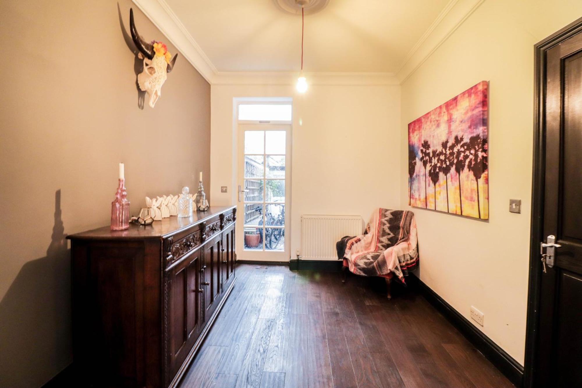Chic 3-bedroom Family Retreat In Stratford, Fast Internet And Near Shops * Londra