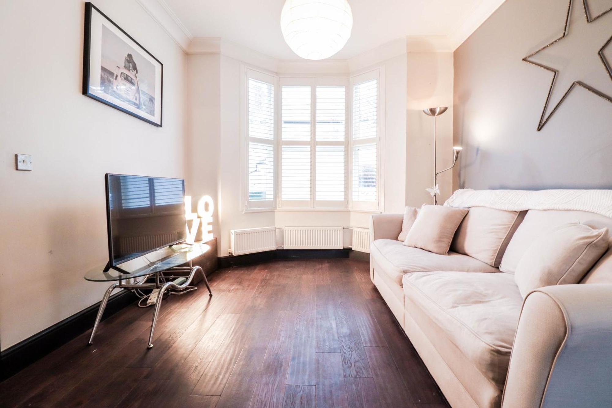 Chic 3-bedroom Family Retreat In Stratford, Fast Internet And Near Shops Londra