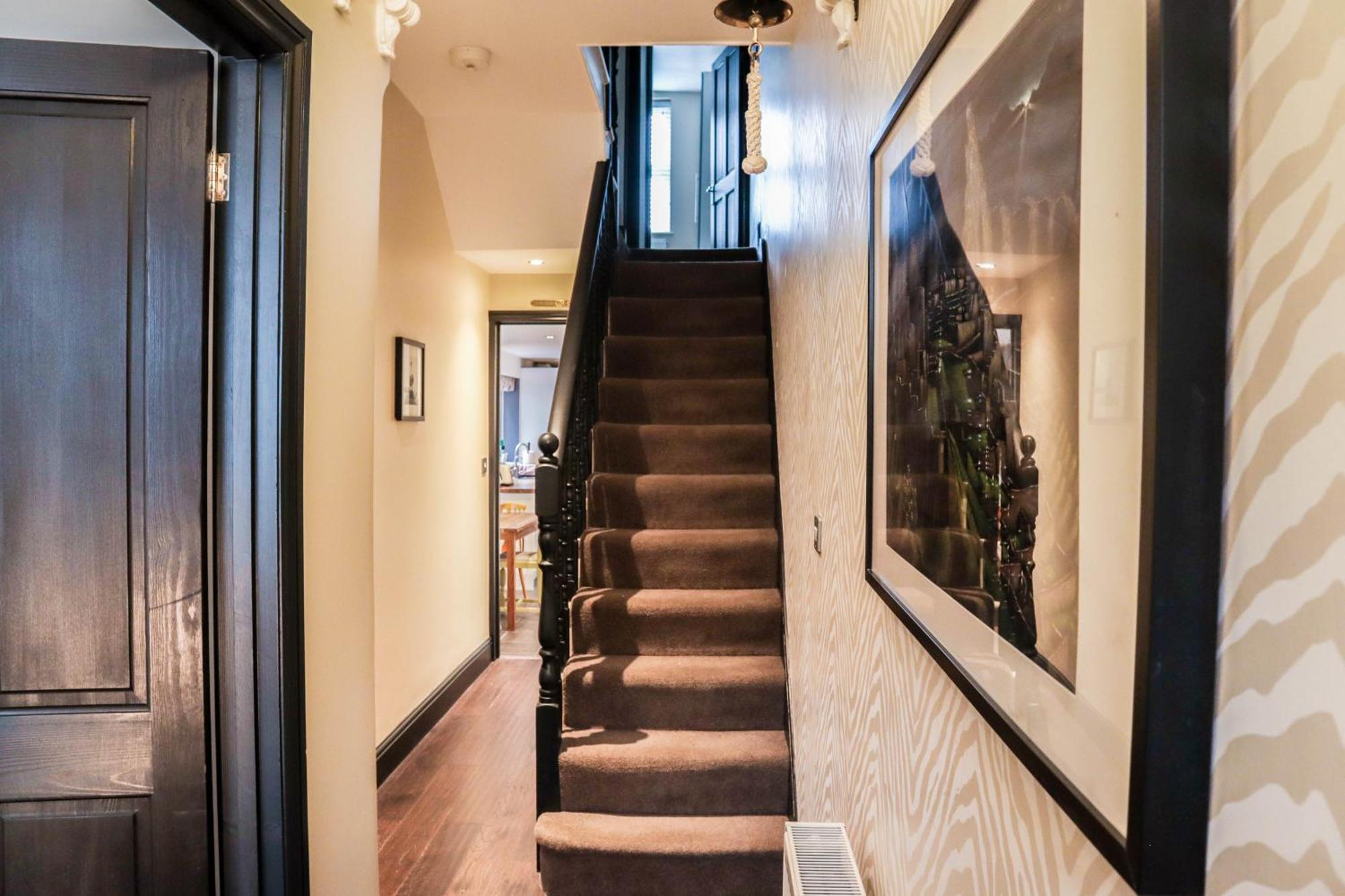 Chic 3-bedroom Family Retreat In Stratford, Fast Internet And Near Shops Case de vacanță *