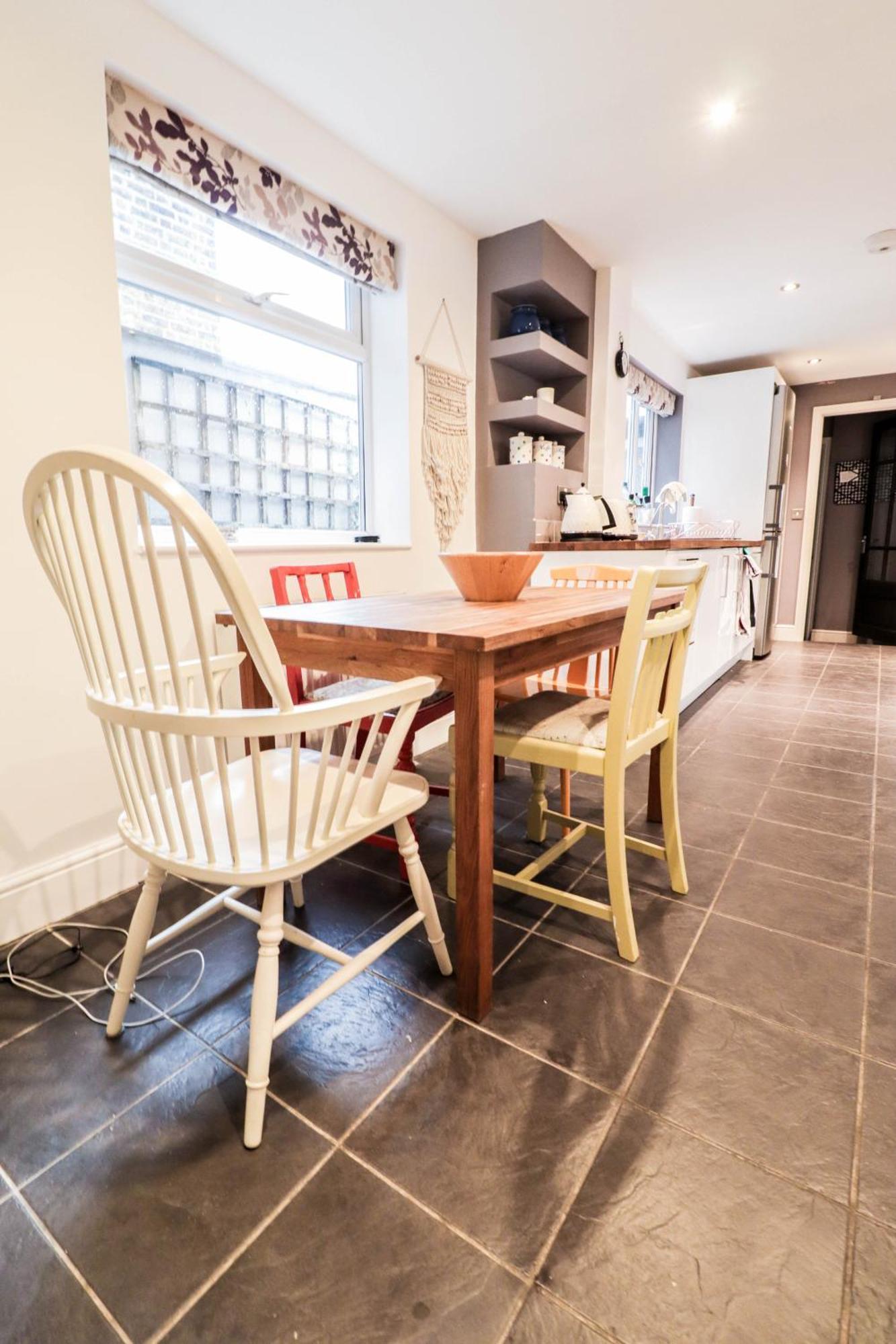 Chic 3-bedroom Family Retreat In Stratford, Fast Internet And Near Shops Case de vacanță