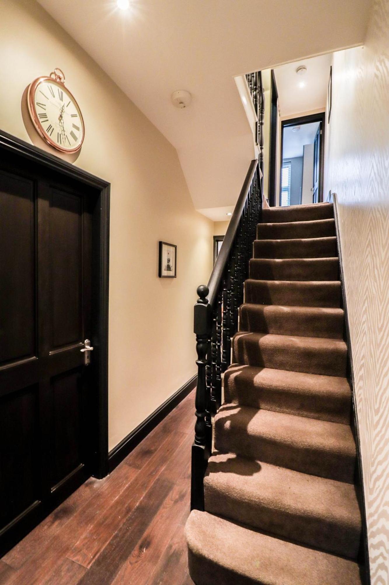 Chic 3-bedroom Family Retreat In Stratford, Fast Internet And Near Shops Case de vacanță