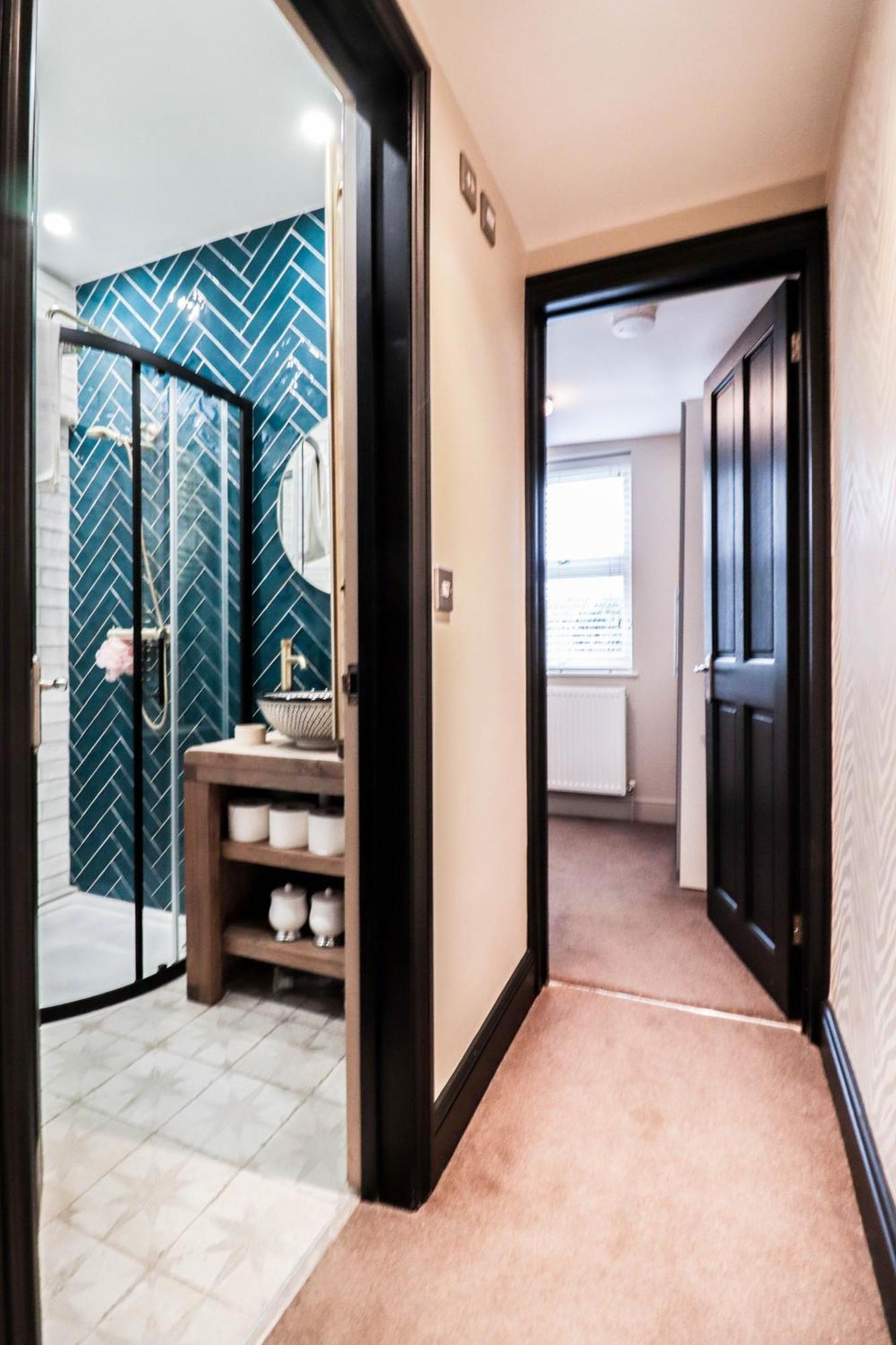 Chic 3-bedroom Family Retreat In Stratford, Fast Internet And Near Shops Case de vacanță
