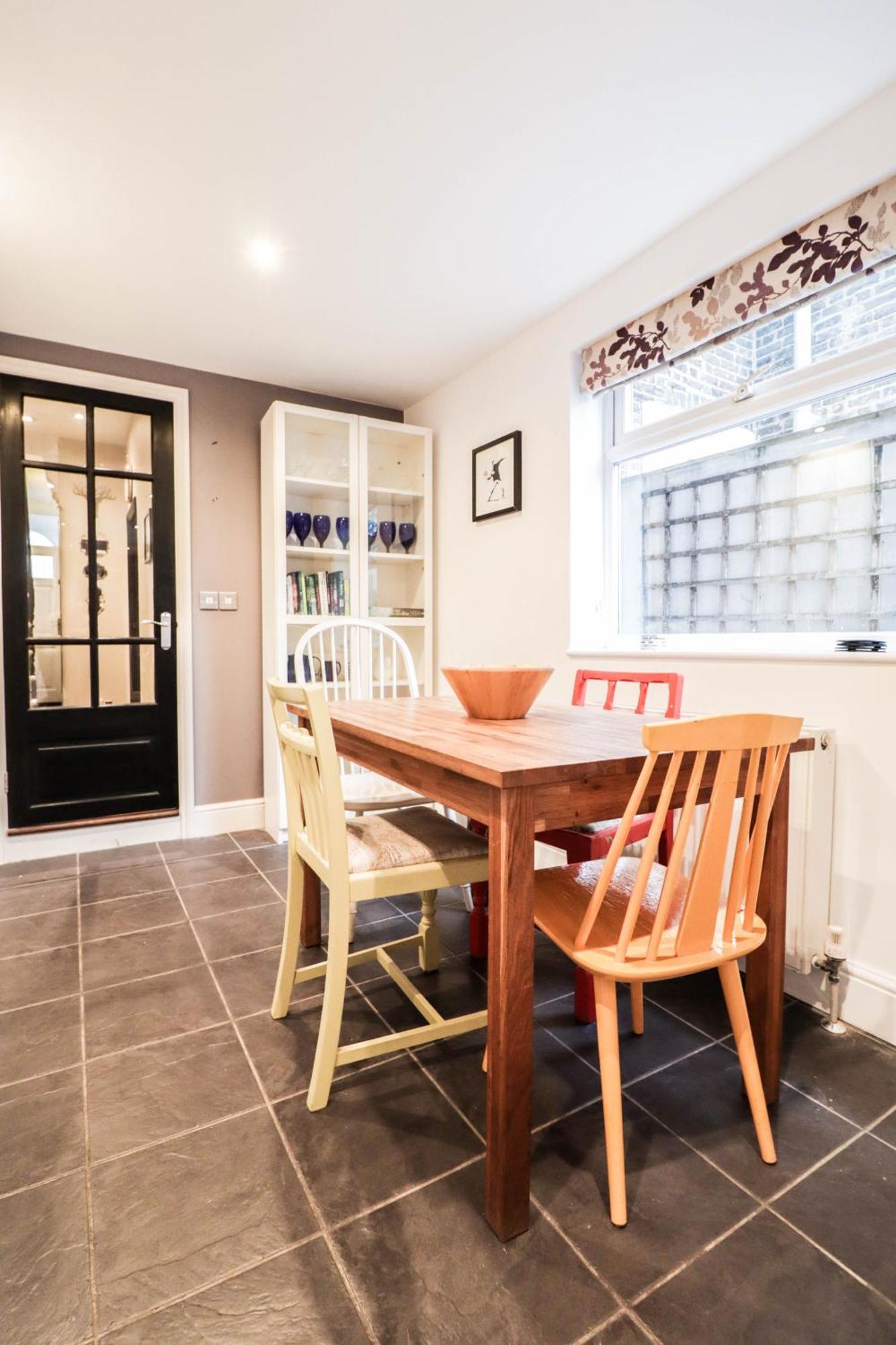 Chic 3-bedroom Family Retreat In Stratford, Fast Internet And Near Shops Case de vacanță Londra
