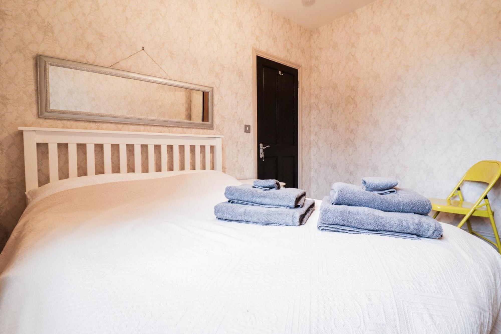 Chic 3-bedroom Family Retreat In Stratford, Fast Internet And Near Shops Case de vacanță