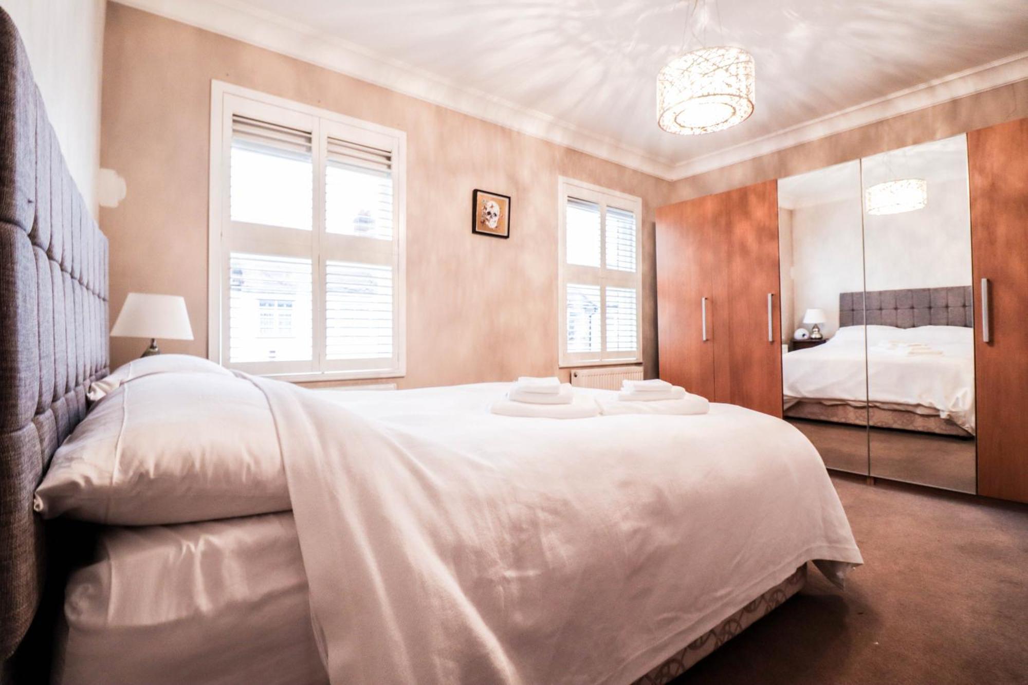 Chic 3-bedroom Family Retreat In Stratford, Fast Internet And Near Shops Case de vacanță *