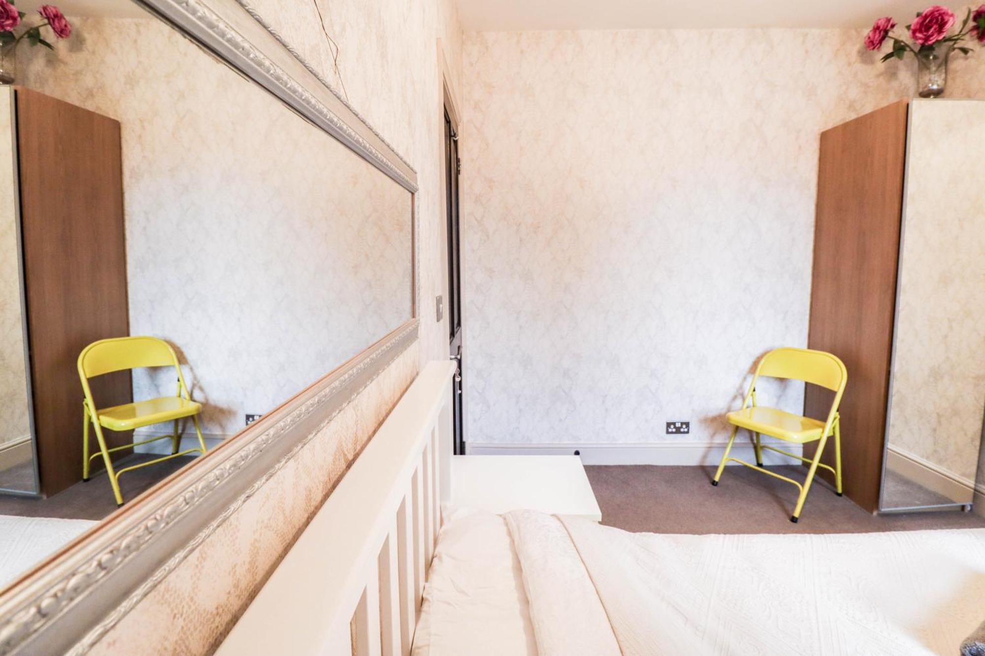 Case de vacanță Chic 3-bedroom Family Retreat In Stratford, Fast Internet And Near Shops Londra