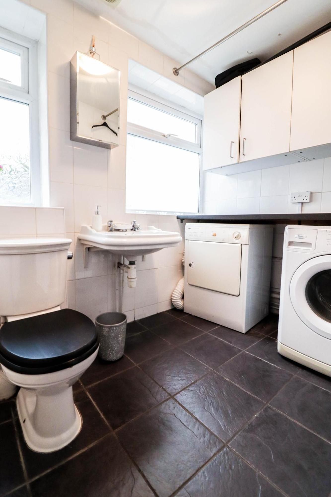 Chic 3-bedroom Family Retreat In Stratford, Fast Internet And Near Shops Case de vacanță