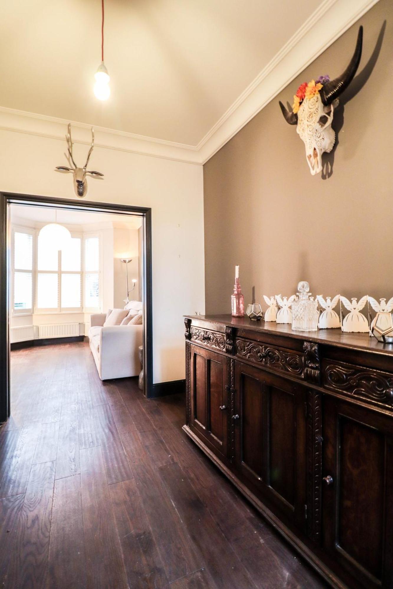 Chic 3-bedroom Family Retreat In Stratford, Fast Internet And Near Shops Case de vacanță *