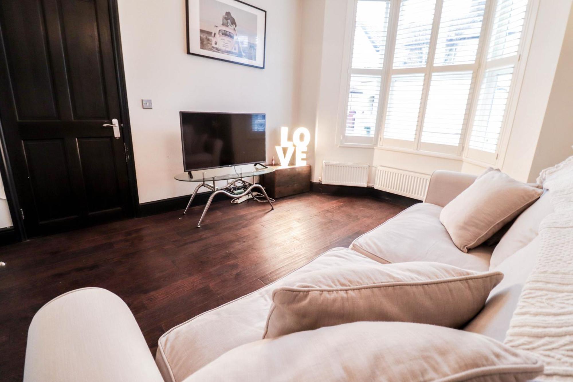 Case de vacanță Chic 3-bedroom Family Retreat In Stratford, Fast Internet And Near Shops
