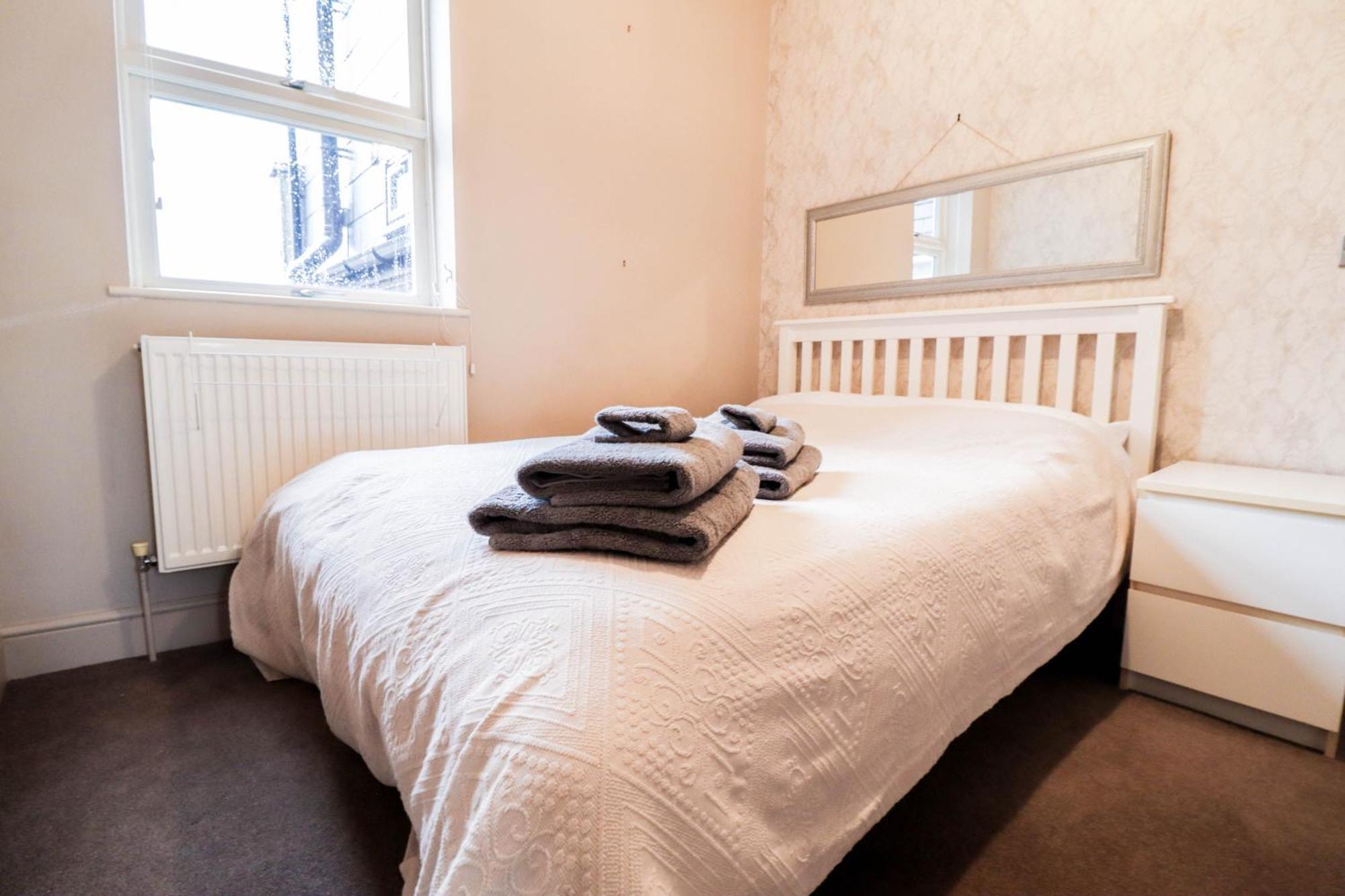 Chic 3-bedroom Family Retreat In Stratford, Fast Internet And Near Shops Case de vacanță *