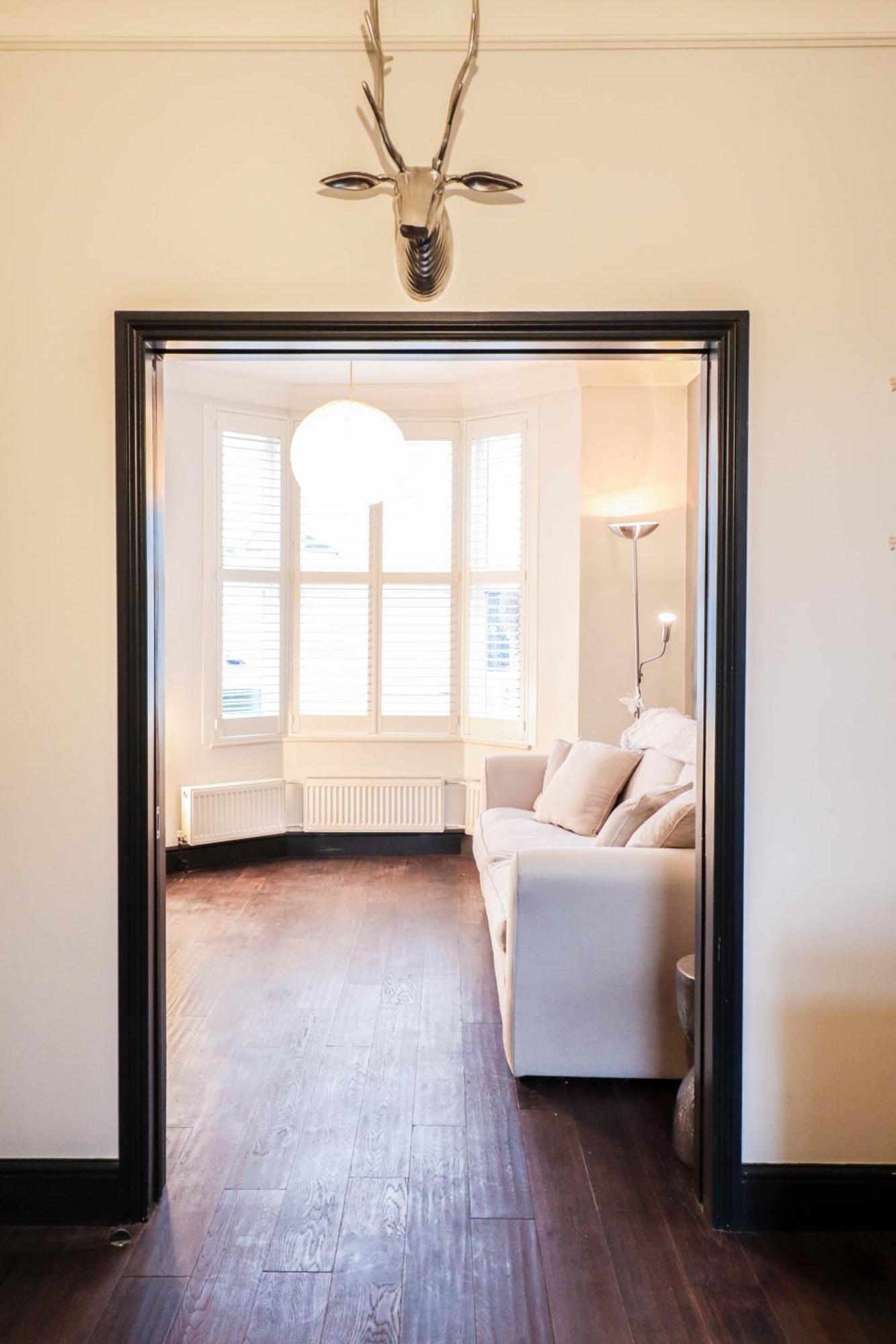 Chic 3-bedroom Family Retreat In Stratford, Fast Internet And Near Shops Case de vacanță