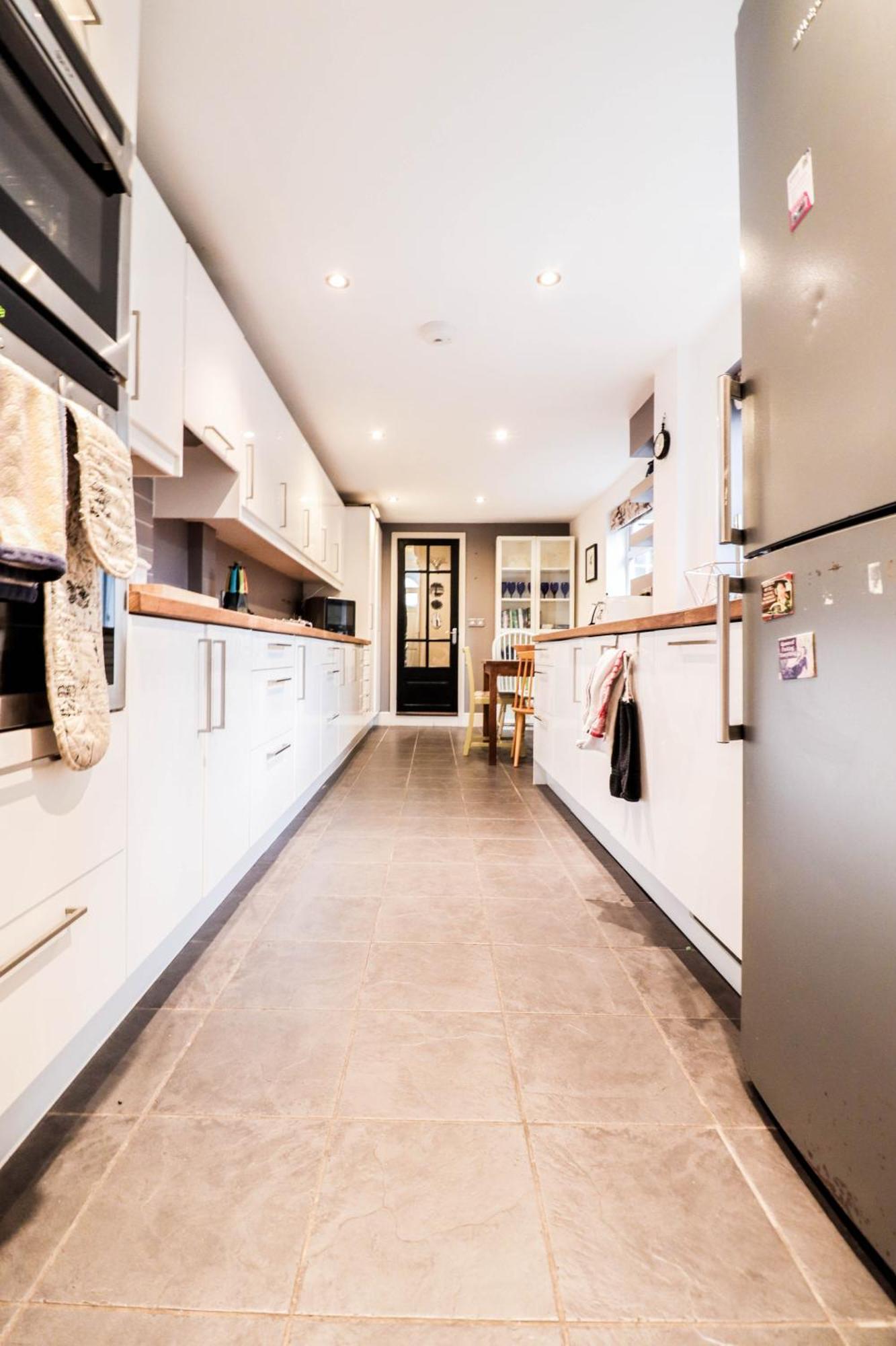 Chic 3-bedroom Family Retreat In Stratford, Fast Internet And Near Shops Case de vacanță