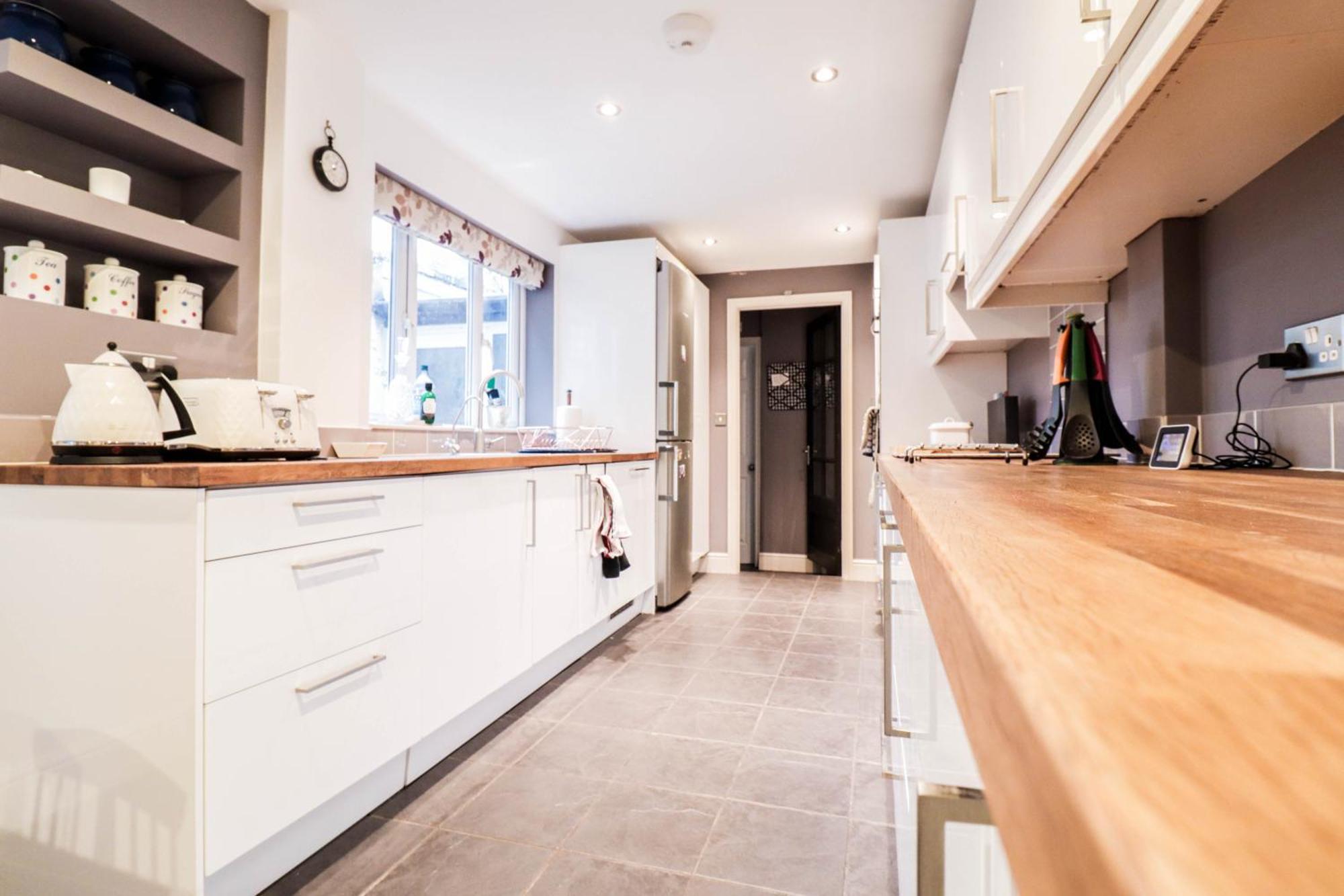 Chic 3-bedroom Family Retreat In Stratford, Fast Internet And Near Shops Case de vacanță *