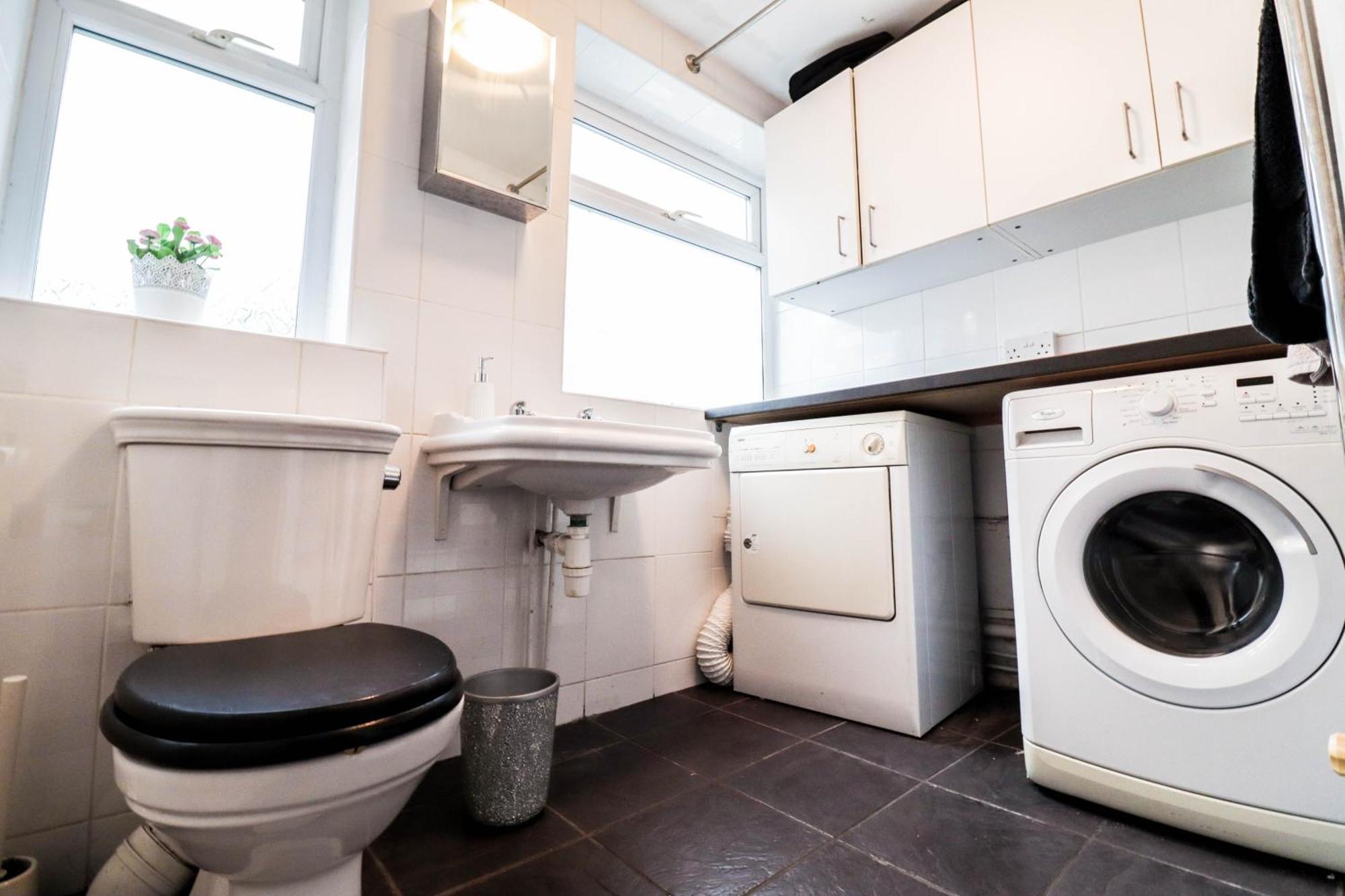 Chic 3-bedroom Family Retreat In Stratford, Fast Internet And Near Shops Case de vacanță *