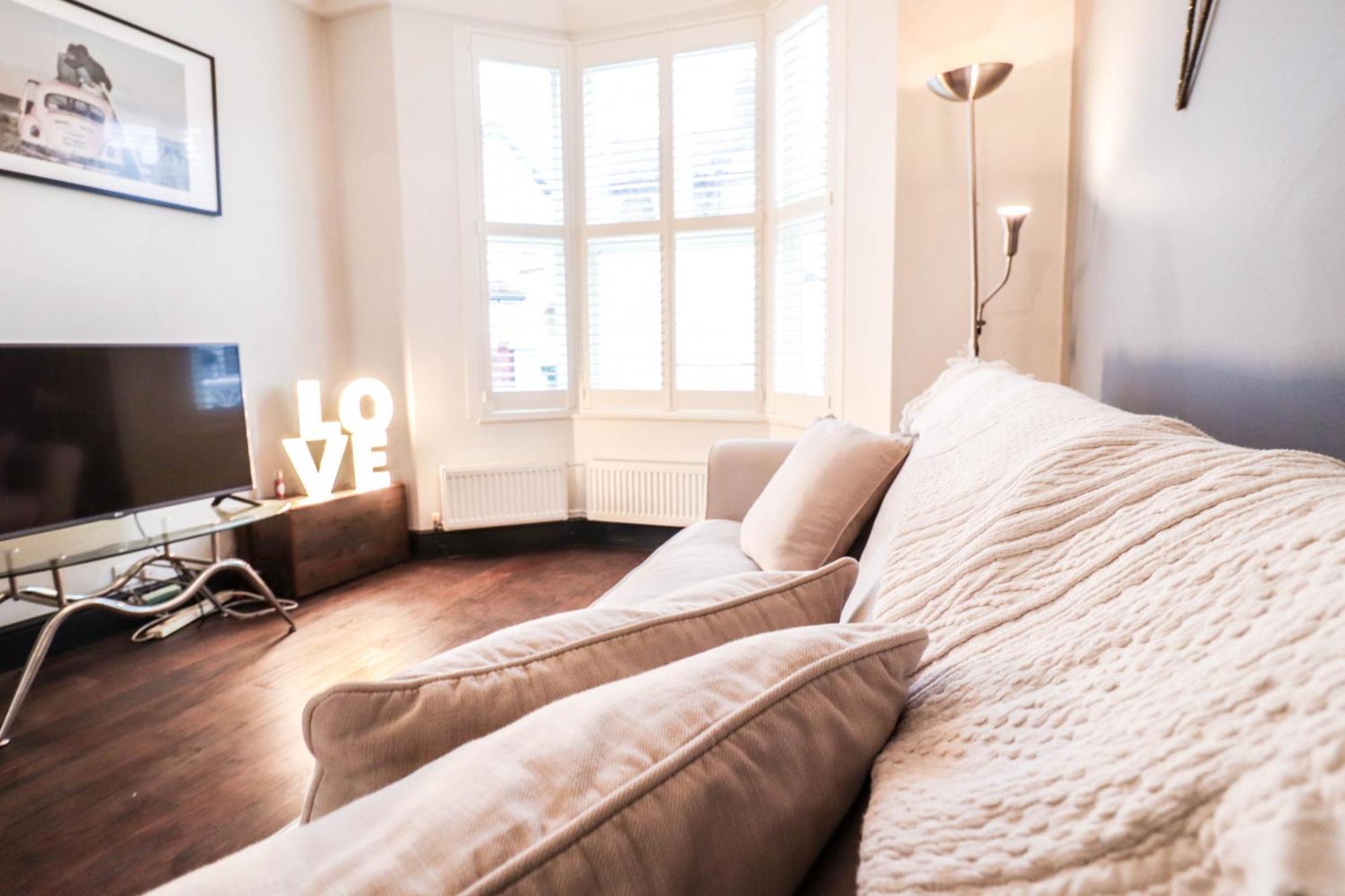 Chic 3-bedroom Family Retreat In Stratford, Fast Internet And Near Shops Case de vacanță *