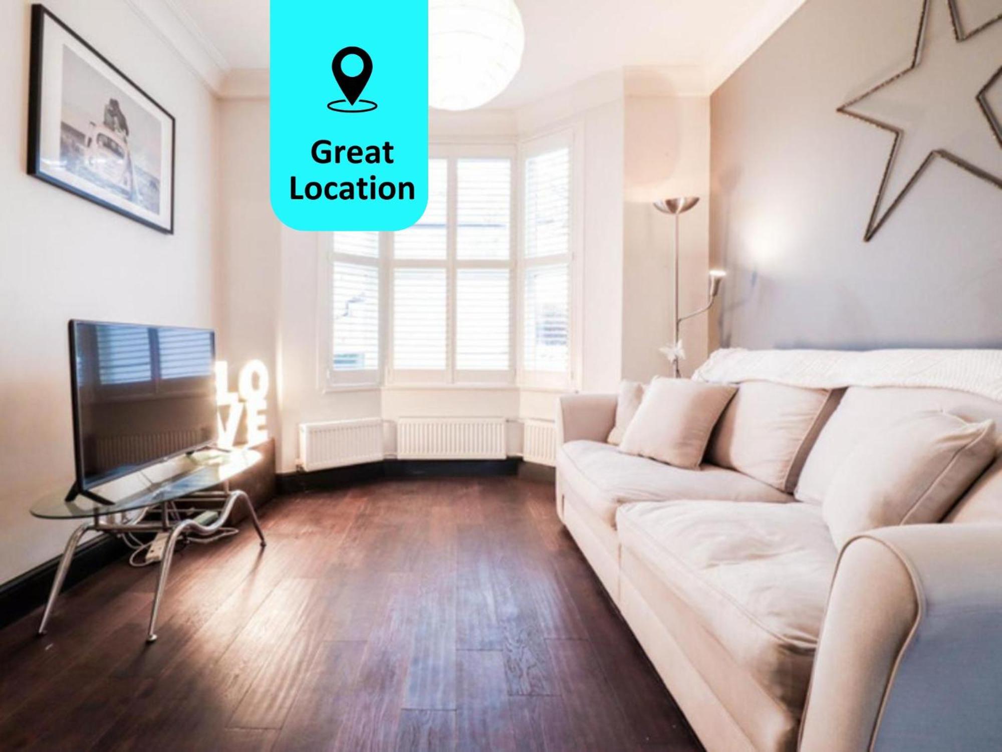 Chic 3-bedroom Family Retreat In Stratford, Fast Internet And Near Shops Case de vacanță